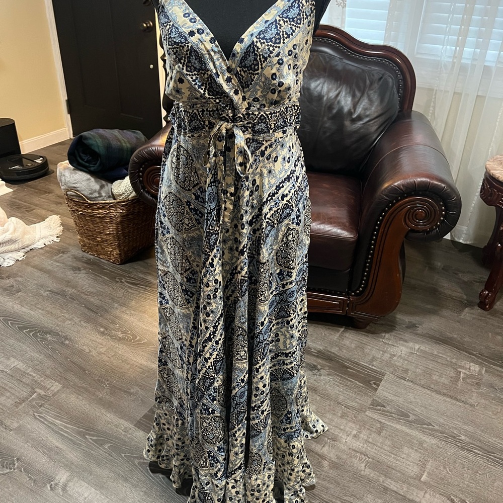 Elegant Patterned Maxi Dress in Blue and Cream
